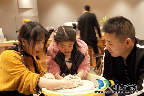 龙马潭:情暖农民工 共享亲子乐(图3) 龙马潭:情暖农民工 共享亲子乐(图3)