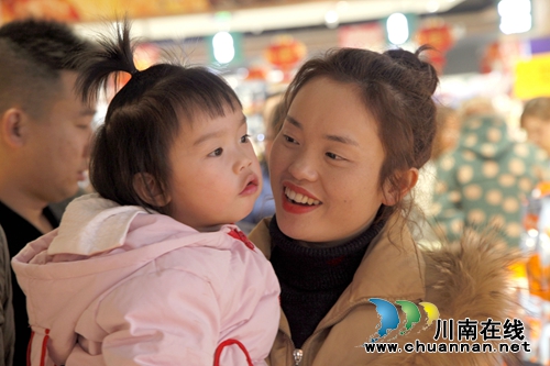 龙马潭:情暖农民工 共享亲子乐(图4) 龙马潭:情暖农民工 共享亲子乐(图4)