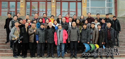 龙马潭区罗汉街道：“书香画院”搭桥，群众拜师学艺(图1)