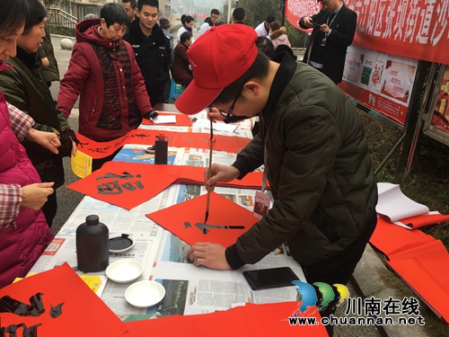 江阳区张坝街道沙坪社区开展“翰墨飘香迎新年，书写春联送祝福”活动(图1)