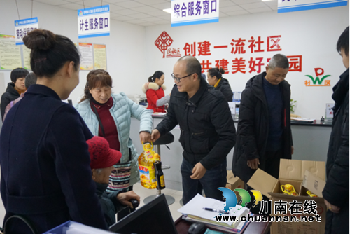 江阳区安监局慰问张坝街道九十岁以上老人&nbsp;暖的是群众们的心(图1)