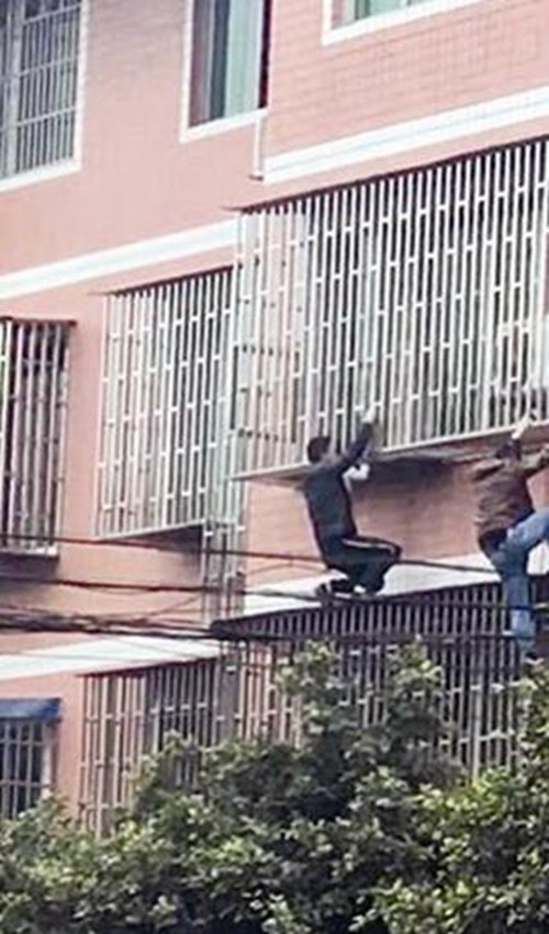 泸州小女孩悬吊三楼防护窗&nbsp;&nbsp;街坊爬楼将她救下(图2)