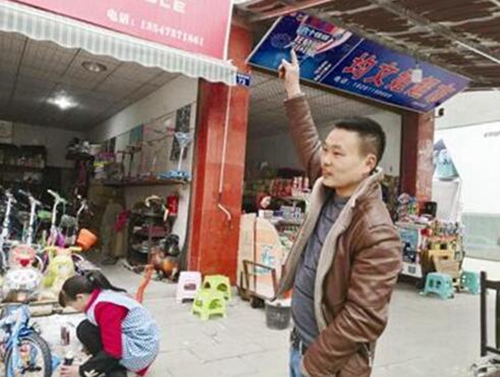 泸州小女孩悬吊三楼防护窗&nbsp;&nbsp;街坊爬楼将她救下(图3)