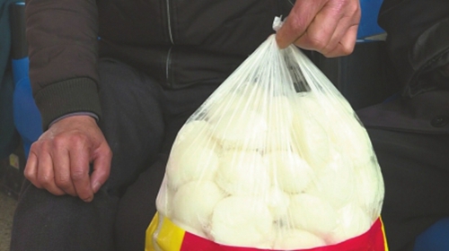 宜宾八旬老人去女儿家过年&nbsp;带着300多个泡粑(图1)