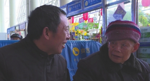 宜宾八旬老人去女儿家过年&nbsp;带着300多个泡粑(图2)