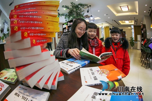 关爱留守儿童&nbsp;泸州纪检干部进社区当“老师”(图1)