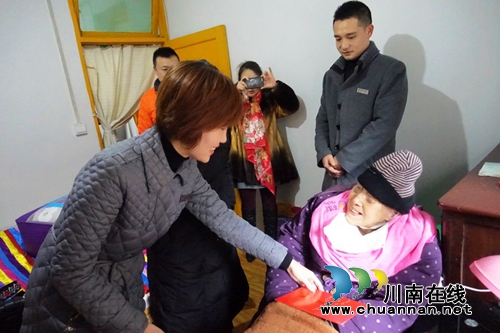 泸州市殡仪馆：兵分两路走基层&nbsp;节前慰问贫困户(图1)