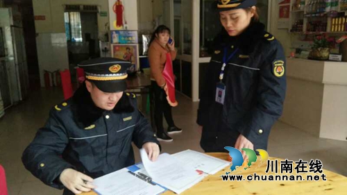 泸县城管执法局开展夜市烧烤整治专项行动(图1)