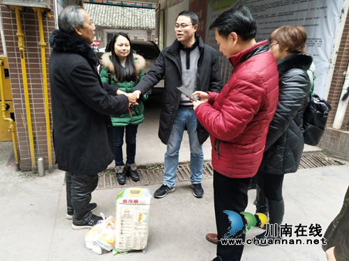 龙马潭区人大、区人社局慰问特兴街道困难特殊党员群众(图2)