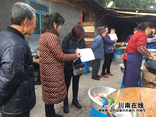 江阳区张坝街道沙坪社区加强“坝坝宴”食品安全监管(图1) 江阳区张坝街道沙坪社区加强“坝坝宴”食品安全监管(图1)