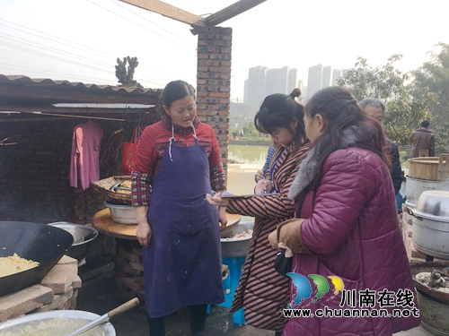 江阳区张坝街道沙坪社区加强“坝坝宴”食品安全监管(图2) 江阳区张坝街道沙坪社区加强“坝坝宴”食品安全监管(图2)