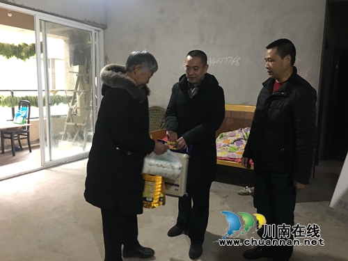 江阳区张坝街道沙坪社区:开展情系困难人员 春节慰问暖人心(图2) 江阳区张坝街道沙坪社区:开展情系困难人员 春节慰问暖人心(图2)