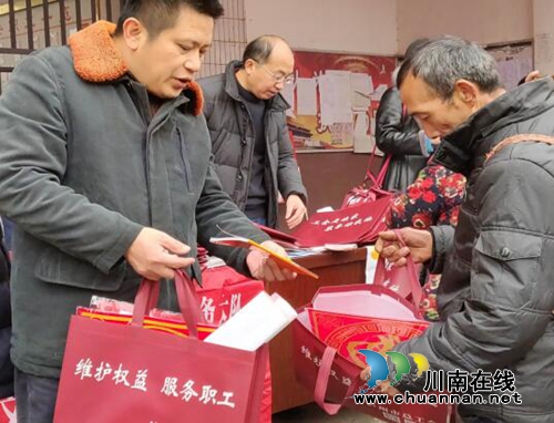 合江县总工会:基层送温暖 书香洒满地(图1) 合江县总工会:基层送温暖 书香洒满地(图1)