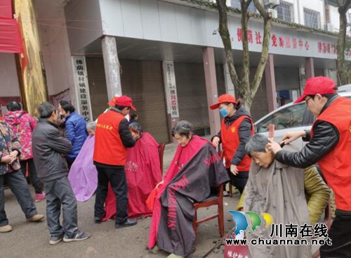 合江县总工会:基层送温暖 书香洒满地(图4) 合江县总工会:基层送温暖 书香洒满地(图4)