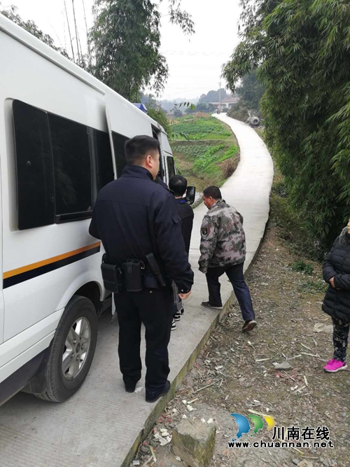 司法拘留 江阳区法院为12名农民工拿到过年钱(图6) 司法拘留 江阳区法院为12名农民工拿到过年钱(图6)