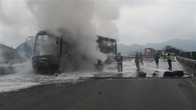 中山开往泸州大巴自燃 60余乘客无恙行李被烧(图1) 中山开往泸州大巴自燃 60余乘客无恙行李被烧(图1)