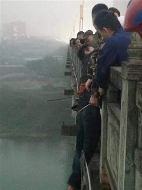 消防小哥抱住宜宾轻生男：做男人要有责任！(图2)