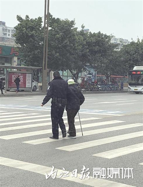 内江民警搀扶老人过马路&nbsp;温馨一幕获网友点赞(图1)
