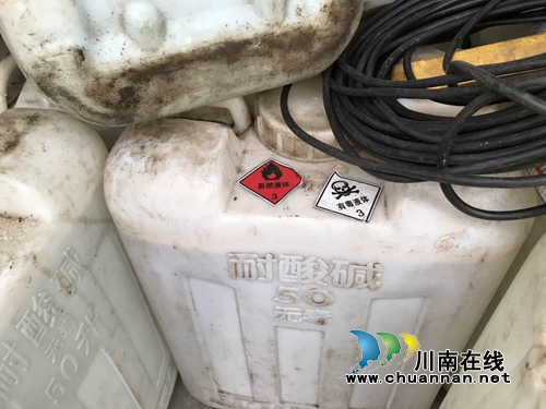 货车非法运输危化品&nbsp;泸州高速交警当场查获(图3)
