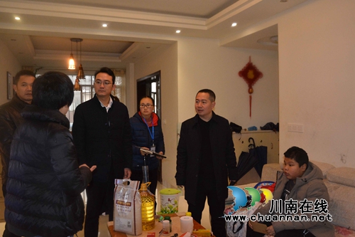 杨雷到江阳区张坝街道走访慰问困难群众(图1) 杨雷到江阳区张坝街道走访慰问困难群众(图1)