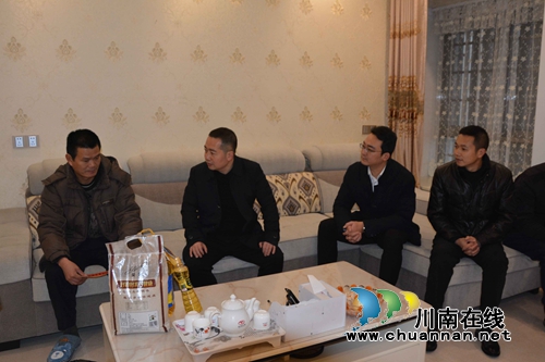 杨雷到江阳区张坝街道走访慰问困难群众(图2) 杨雷到江阳区张坝街道走访慰问困难群众(图2)