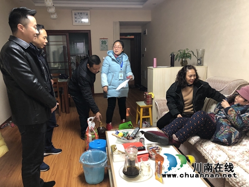 江阳区人社局到张坝街道沙坪社区慰问困难退休人员(图1)