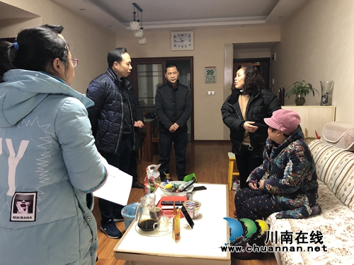 江阳区人社局到张坝街道沙坪社区慰问困难退休人员(图3)