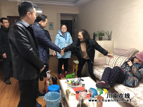 江阳区人社局到张坝街道沙坪社区慰问困难退休人员(图2)