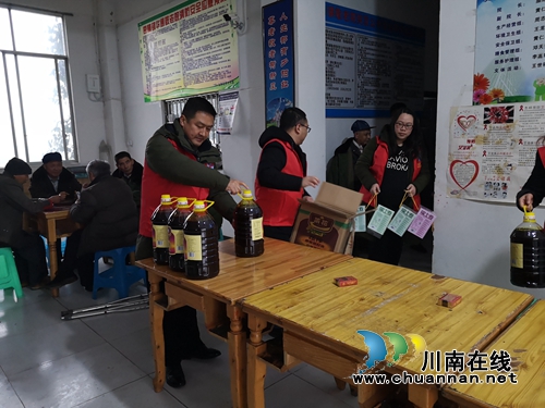 泸县市场和质量监督管理局党员志愿者赴敬老院开展主题活动(图2) 泸县市场和质量监督管理局党员志愿者赴敬老院开展主题活动(图2)