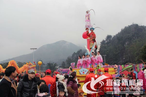 万把油纸伞炫丽绽放&nbsp;宜宾兴文童谣文化节开幕(图3)