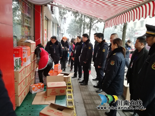 泸县城管执法局开展春节前夕市容整治专项行动(图1) 泸县城管执法局开展春节前夕市容整治专项行动(图1)