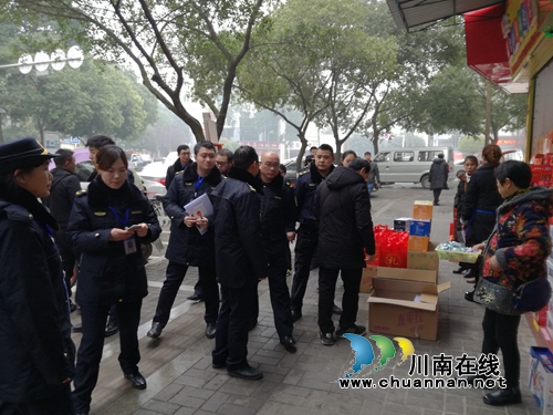 泸县城管执法局开展春节前夕市容整治专项行动(图2) 泸县城管执法局开展春节前夕市容整治专项行动(图2)