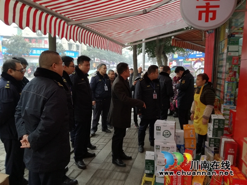 泸县城管执法局开展春节前夕市容整治专项行动(图3) 泸县城管执法局开展春节前夕市容整治专项行动(图3)