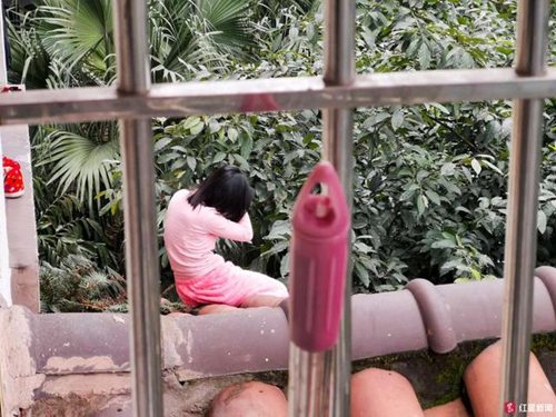 泸州女子欲跳楼轻生 被消防员从身后一把抱住(图1) 泸州女子欲跳楼轻生 被消防员从身后一把抱住(图1)