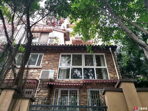 泸州女子欲跳楼轻生 被消防员从身后一把抱住(图2) 泸州女子欲跳楼轻生 被消防员从身后一把抱住(图2)