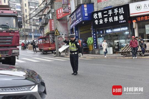 警车开道救人 泸州古蔺上演生死时速5分钟(图2) 警车开道救人 泸州古蔺上演生死时速5分钟(图2)