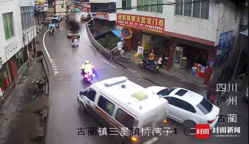 警车开道救人 泸州古蔺上演生死时速5分钟(图1) 警车开道救人 泸州古蔺上演生死时速5分钟(图1)