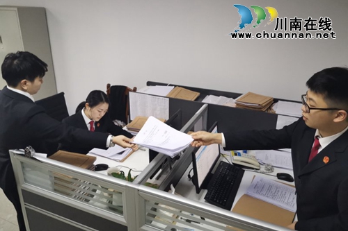 银行转账400万&nbsp;46个农民工足不出户领到工钱(图2)