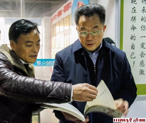 泸州市委书记刘强视察四川一拍即合影视传媒(图1) 泸州市委书记刘强视察四川一拍即合影视传媒(图1)