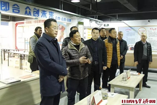 泸州市委书记刘强视察四川一拍即合影视传媒(图2) 泸州市委书记刘强视察四川一拍即合影视传媒(图2)