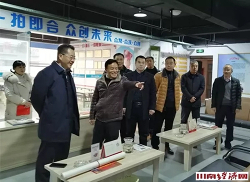 泸州市委书记刘强视察四川一拍即合影视传媒(图3) 泸州市委书记刘强视察四川一拍即合影视传媒(图3)