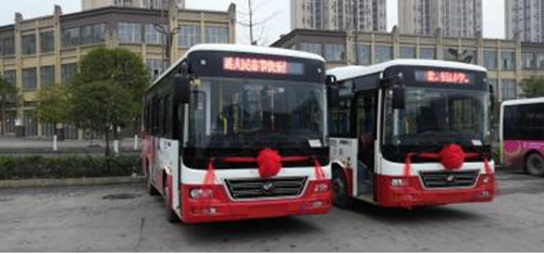 江安滥坝社区居民载歌载舞&nbsp;庆祝开通公交车(图1)