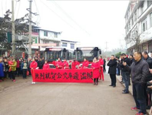 江安滥坝社区居民载歌载舞&nbsp;庆祝开通公交车(图2)