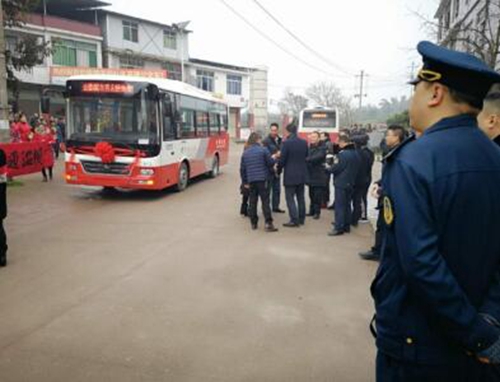 江安滥坝社区居民载歌载舞&nbsp;庆祝开通公交车(图3)