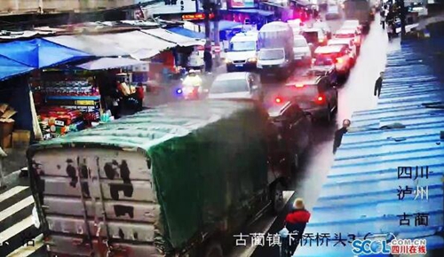 开道救人 泸州古蔺交警上演急救5分钟(图1) 开道救人 泸州古蔺交警上演急救5分钟(图1)