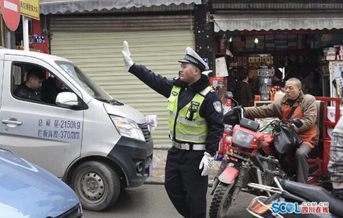 开道救人 泸州古蔺交警上演急救5分钟(图2) 开道救人 泸州古蔺交警上演急救5分钟(图2)