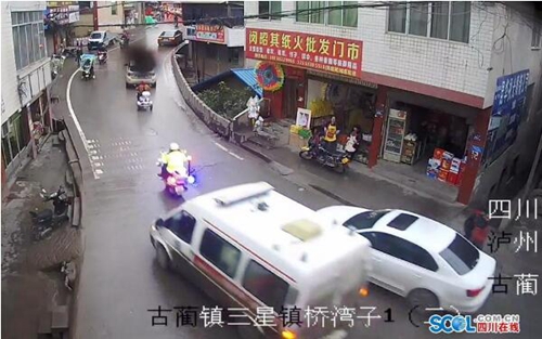 开道救人 泸州古蔺交警上演急救5分钟(图3) 开道救人 泸州古蔺交警上演急救5分钟(图3)