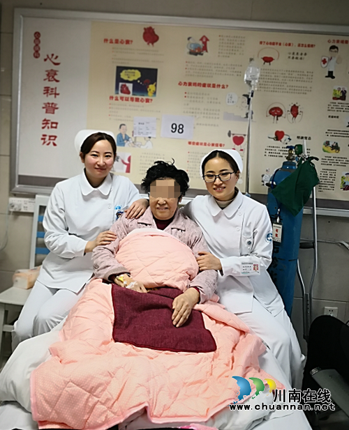 泸州老人商场晕倒,两美女护士生死急救?(图1) 泸州老人商场晕倒,两美女护士生死急救?(图1)