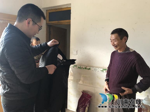 纳溪区红十字会春节走访慰问困难群众(图1)