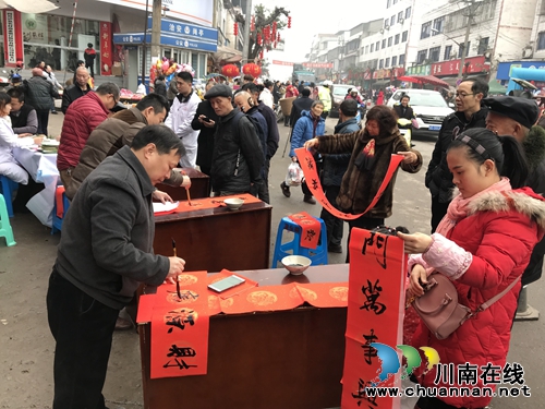 泸县得胜镇卫生院携手泸县硬笔书协开展“迎新春送万福义写春联”活动(图1)